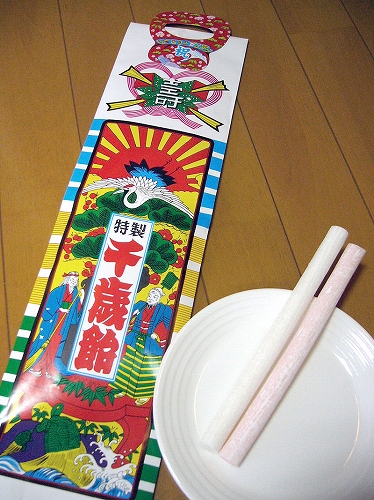 800px-Long_stick_of_red_and_white_candy_sold_at_children's_festivals,chitose-ame,katori-city,japan.jpg